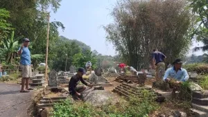 Bareng Warga, Lurah Cigugur Gerakkan Jumat Bersih di Makam