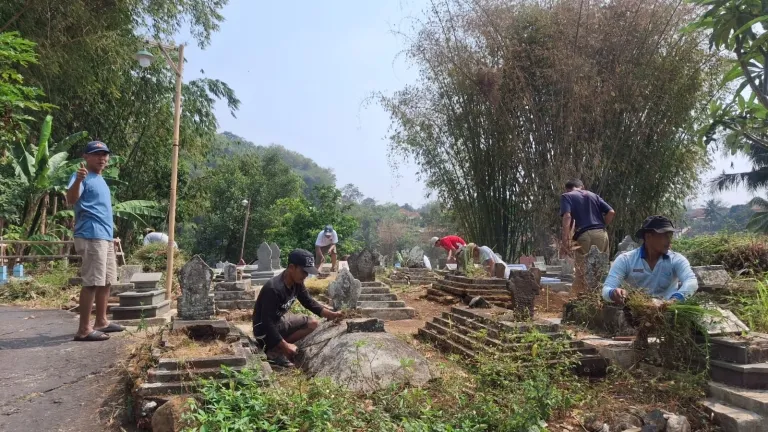 Bareng Warga, Lurah Cigugur Gerakkan Jumat Bersih di Makam