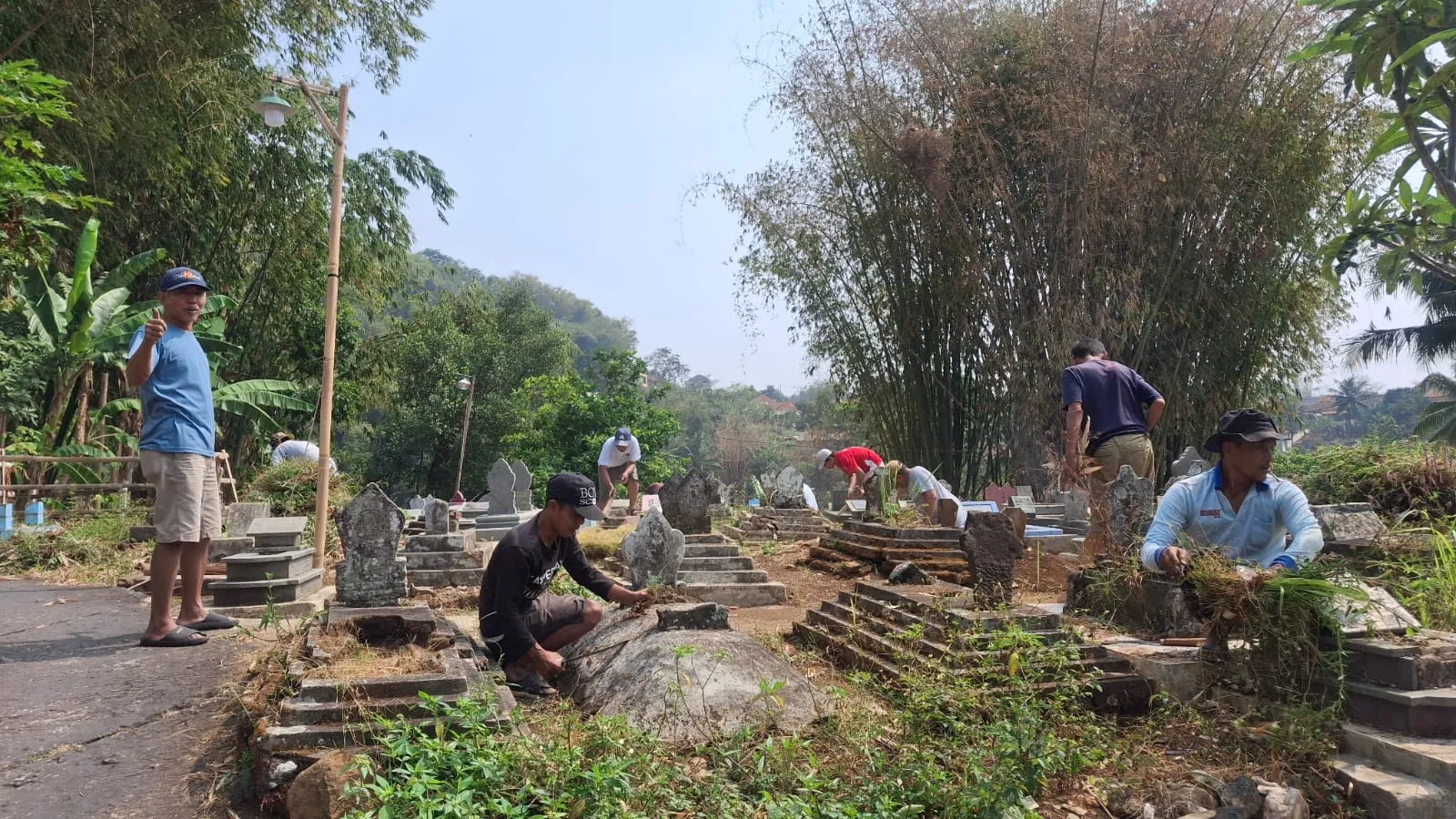 Bareng Warga, Lurah Cigugur Gerakkan Jumat Bersih di Makam